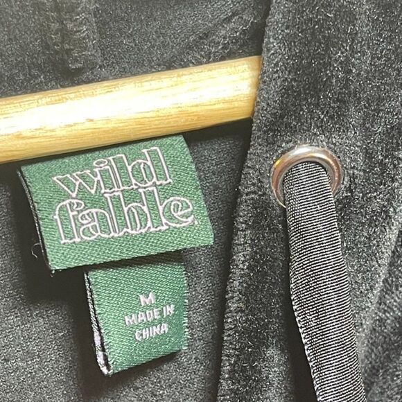 Wild Fable | Black Cropped Velvet Sweatshirt | Medium - Picture 5 of 6